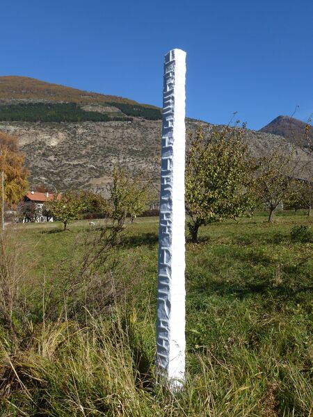 File:Stele H2,3m 2010.JPG