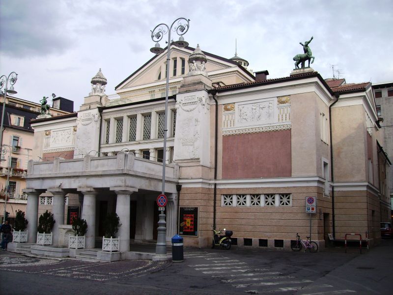 File:Meran Stadttheater.jpg