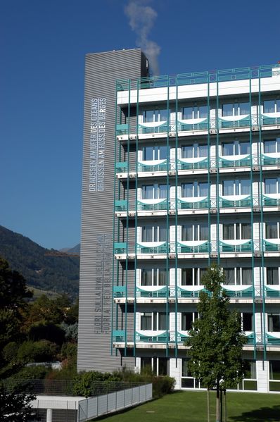 File:Krankenhaus Meran II.jpg