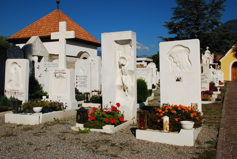 File:Friedhof Laas 1.JPG